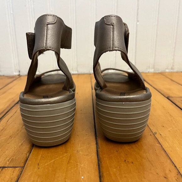 Clarks Gold Perforated Leather Peep Toe Wedge Platform Sandals, Size 9 - Picture 4 of 8